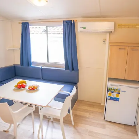 مكان تخييم Happy Camp Mobile Homes In Village Baia Paradiso