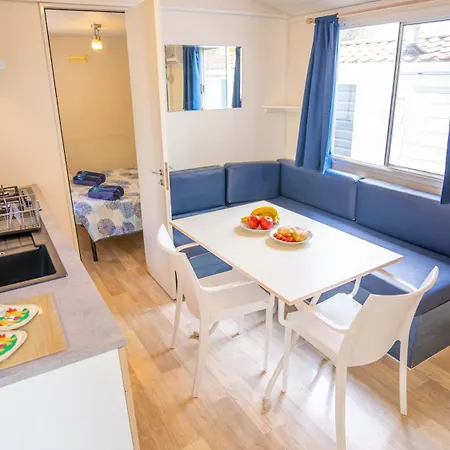 Happy Camp Mobile Homes In Village Baia Paradiso مكان تخييم *